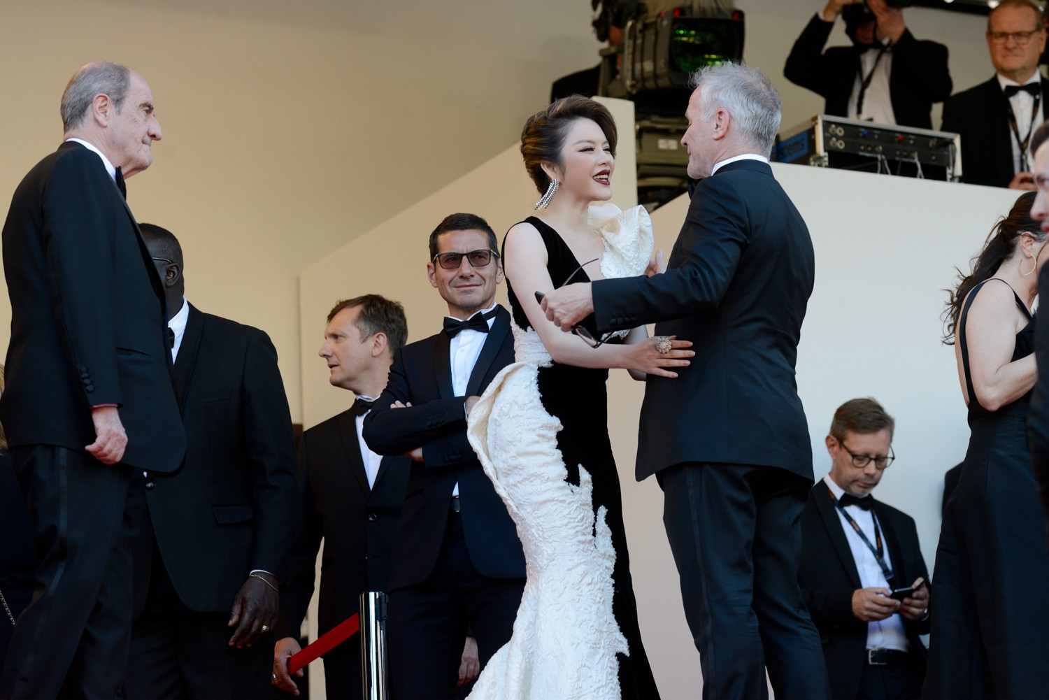 Lý Nhã Kỳ diện váy đen trắng quyến rũ trong ngày bế mạc LHP Cannes 2018 Lý Nhã Kỳ diện váy đen trắng quyến rũ trong ngày bế mạc LHP Cannes 2018